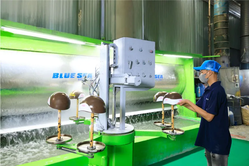Công nghệ sơn và xử lý bề mặt nón bảo hiểm hiện đại